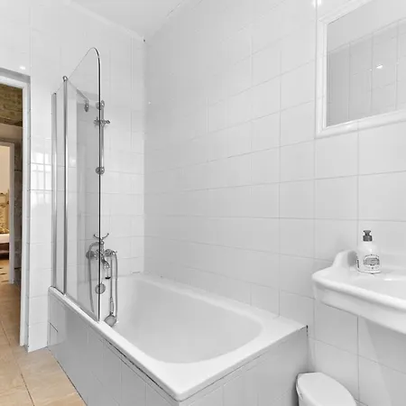 Hotel In A 17th Century Manoir - Chateau Isle Marie