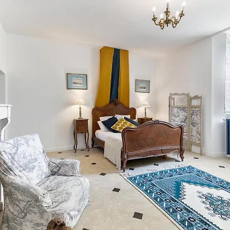 Hotel In A 17th Century Manoir - Chateau Isle Marie *