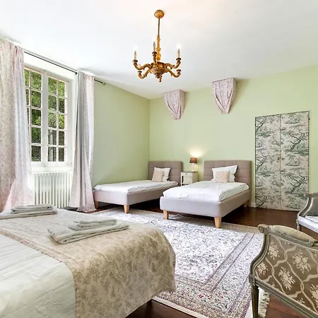 Hotel In A 17th Century Manoir - Chateau Isle Marie