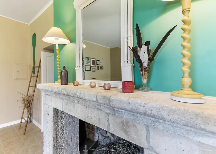 Hotel In A 17th Century Manoir - Chateau Isle Marie