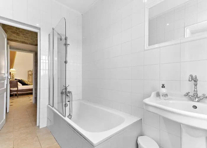 Hotel In A 17th Century Manoir - Chateau Isle Marie