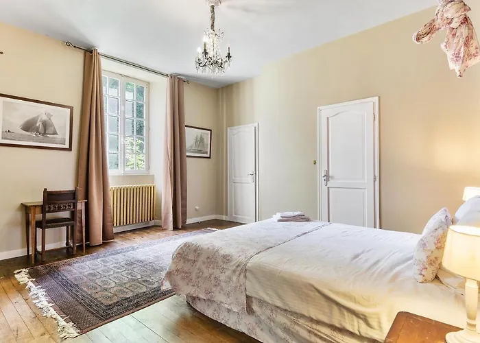 Hotel In A 17th Century Manoir - Chateau Isle Marie *