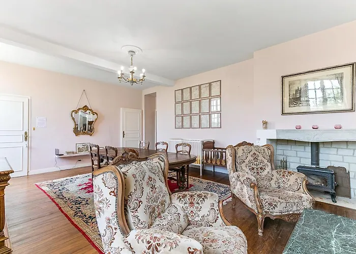 Hotel In A 17th Century Manoir - Chateau Isle Marie *