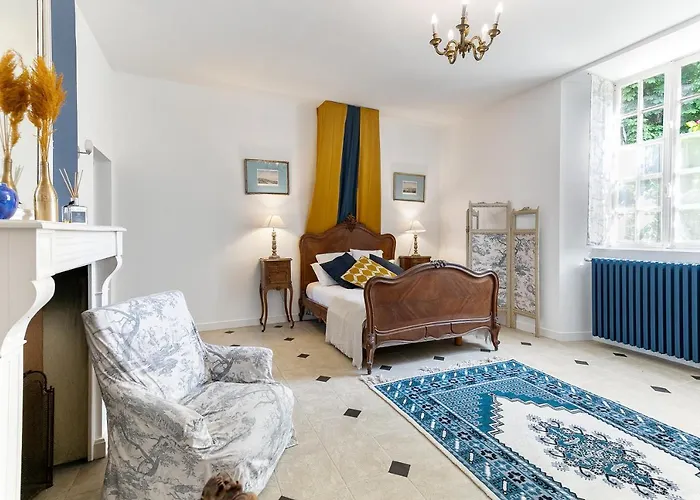 Hotel In A 17th Century Manoir - Chateau Isle Marie *