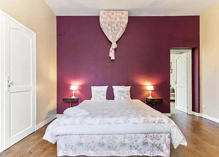 Hotel In A 17th Century Manoir - Chateau Isle Marie