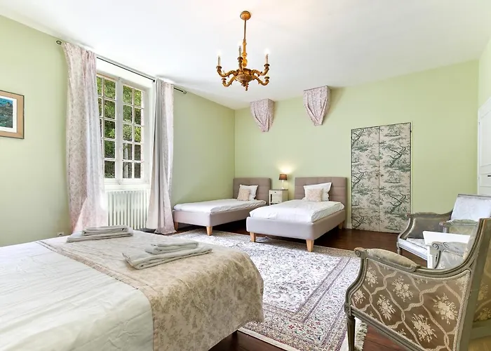 Hotel In A 17th Century Manoir - Chateau Isle Marie