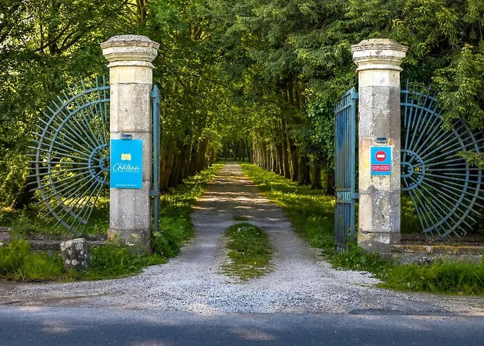 Hotel In A 17th Century Manoir - Chateau Isle Marie