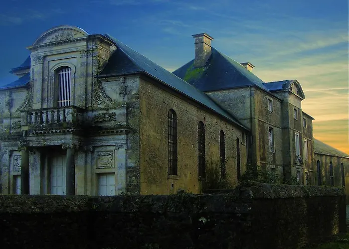 Hotel In A 17th Century Manoir - Chateau Isle Marie Picauville